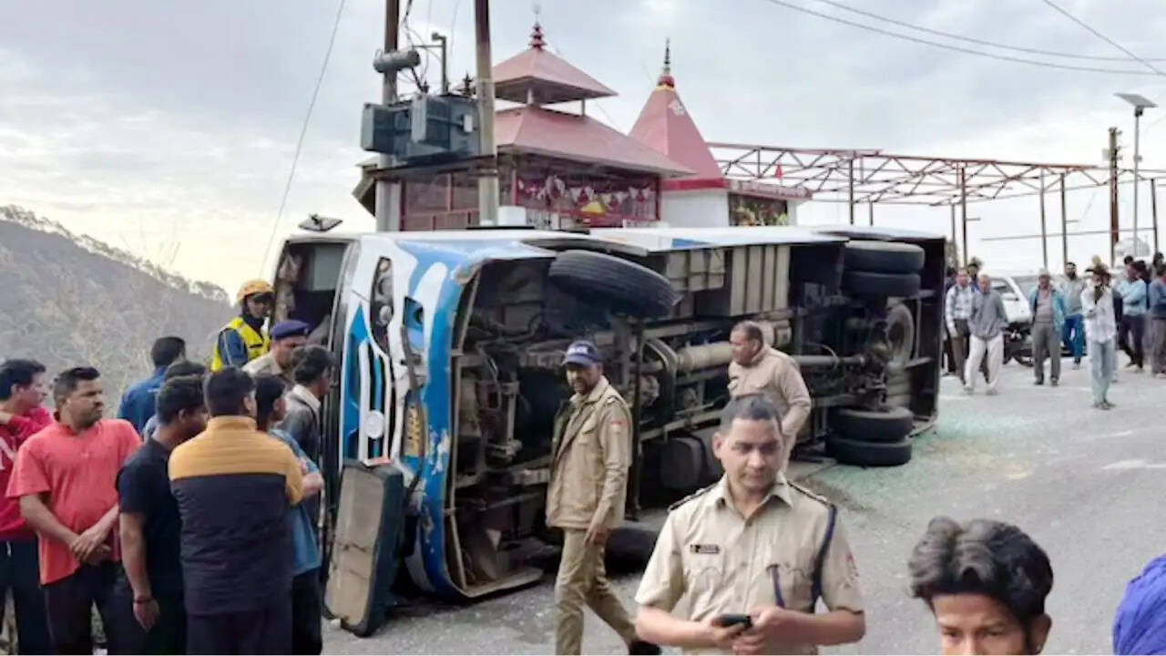 ज्योलीकोट-भवाली मार्ग पर बस सड़क पर पलटी, एक की माैत व आठ घायल