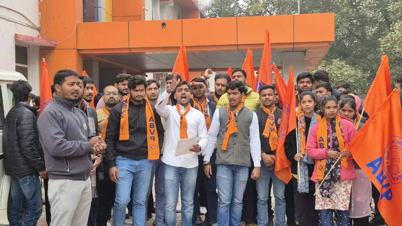 छात्र हितों की अनदेखी पर अभाविप का प्रहार, शैक्षिक अनियमितताओं के खिलाफ सात सूत्रीय ज्ञापन