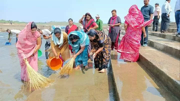 मप्रः पीएचई मंत्री संपतिया उइके ने रपटाघाट में किया श्रमदान