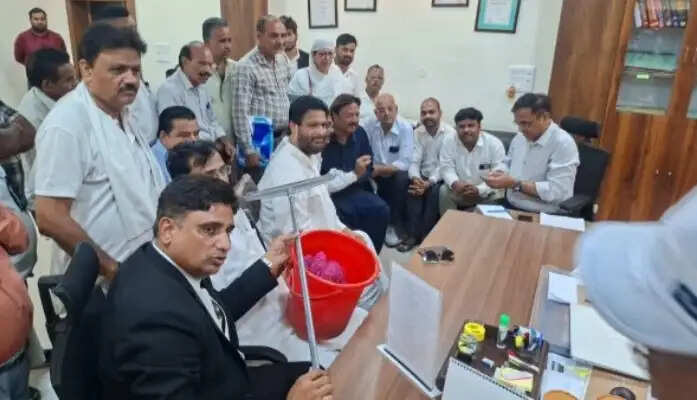 पहली बारिश में डूबा झांसी, कांग्रेस का नगर निगम पर हल्ला बोल