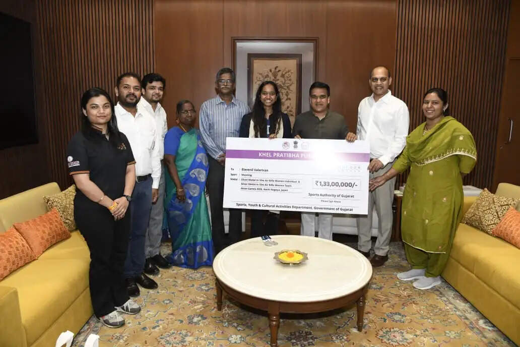 हर्ष संघवी ने एलावेलिन वलारिवन को 1.33 करोड़ रुपये के खेल प्रतिभा पुरस्कार से किया सम्मानित