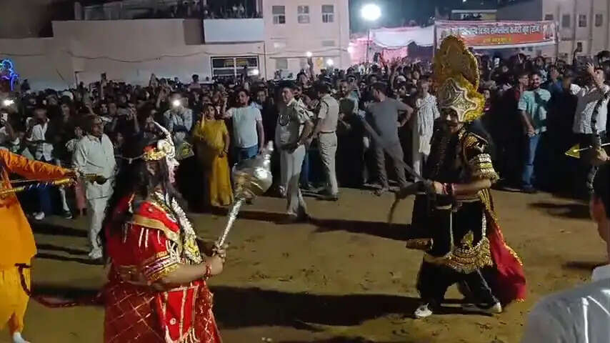 नूंह जिले में धूमधाम से मनाया गया विजय दशमी पर्व, धू-धू कर जला रावण का पुतला