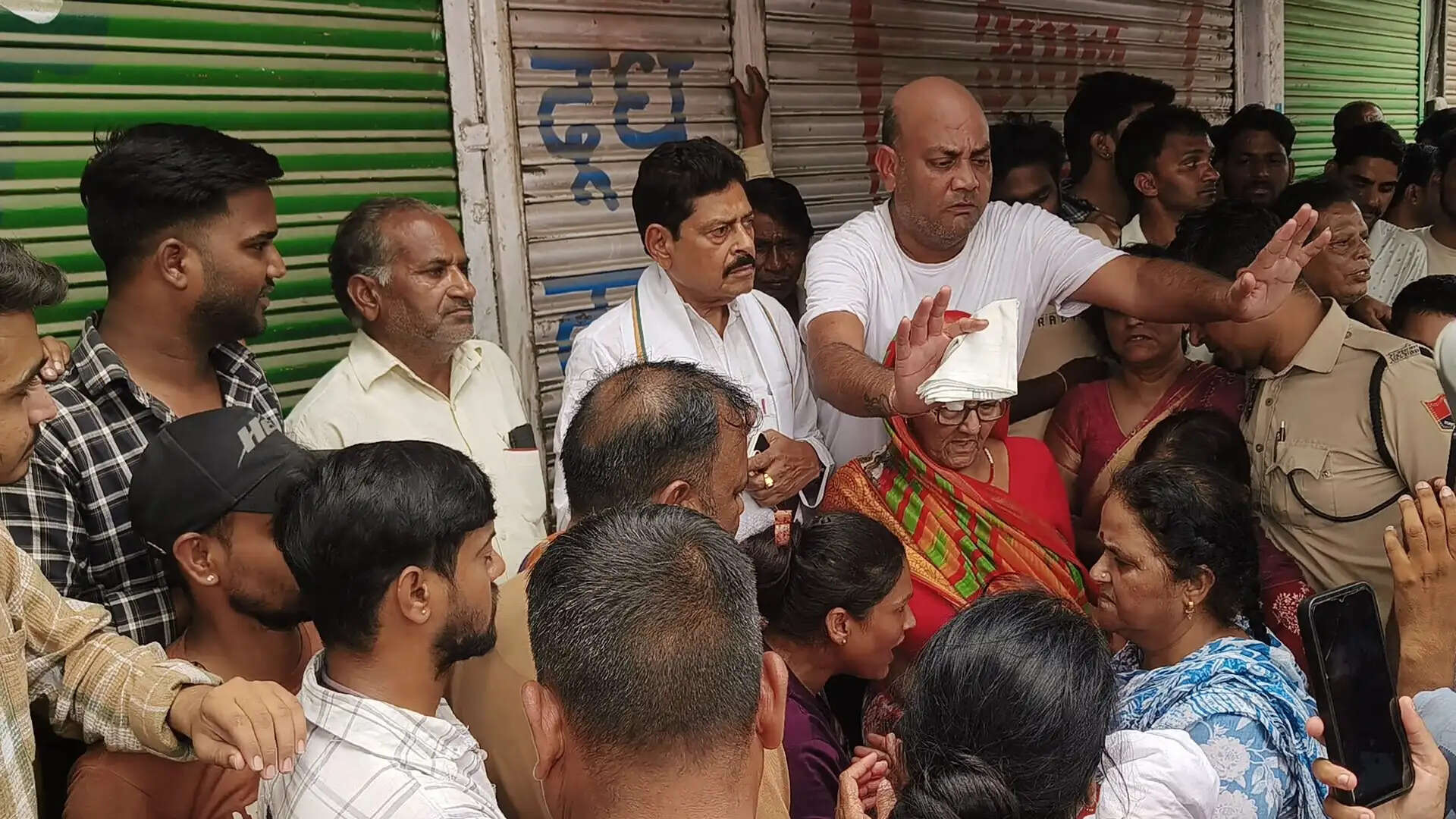 (अपडेट) घर-दुकान बचाने सड़क पर उतरे लोग: न्यू सांगानेर रोड पर जेडीए की डिमार्केशन का विरोध