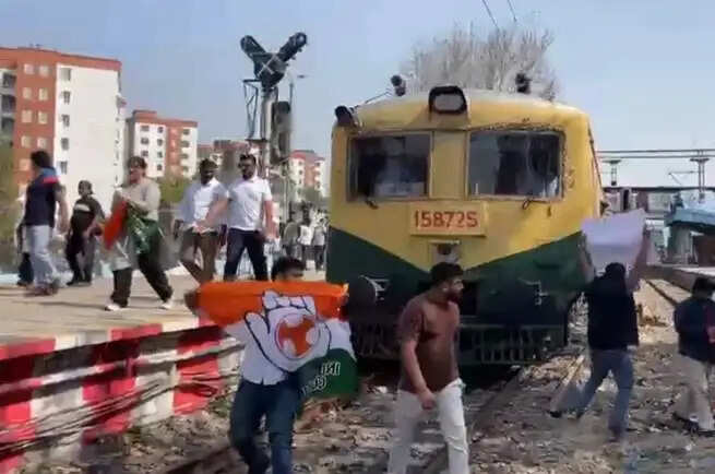 युवा कांग्रेस अध्यक्ष की गिरफ्तारी के विरोध में कार्यकर्ताओं ने रोकी रेल