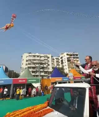 साबरमती में पतंगोत्सव, प्रधानमंत्री नरेन्द्र मोदी संग जर्मन चांसलर फ्रेडरिक मर्ज ने उड़ाई हनुमान पतंग