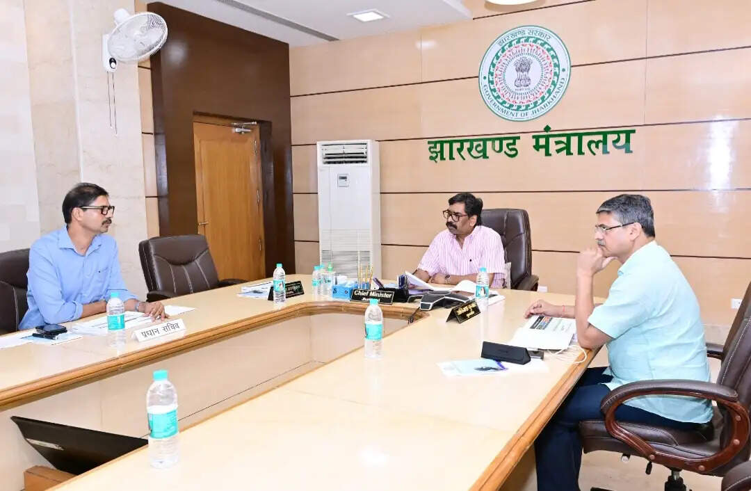 मुख्यमंत्री ने की सड़क निर्माण विभाग के अधिकारियों के साथ उच्चस्तरीय बैठक, दिए महत्वपूर्ण निर्देश