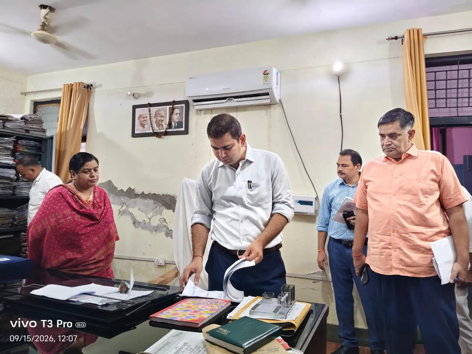 डीएम ने उप निबंधक कार्यालय का आकस्मिक निरीक्षण किया