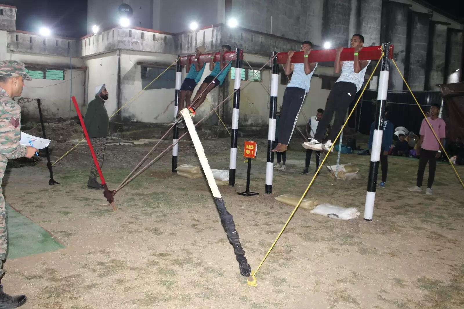 देश सेवा का जज्बा लेकर सेना भर्ती में युवा दिखा रहे हैं दमखम