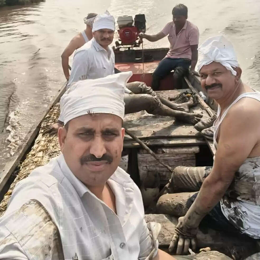 गुजरात की सूरत पुलिस ने डुमस के समुद्र से पकड़ा डीजल चोरी का रैकेट