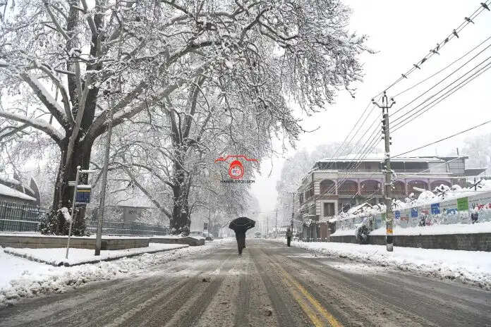 कश्मीर में भारी बर्फबारी से जनजीवन अस्त-व्यस्त; उड़ानें, रेल सेवाएं निलंबित, जम्मू-श्रीनगर राजमार्ग बंद