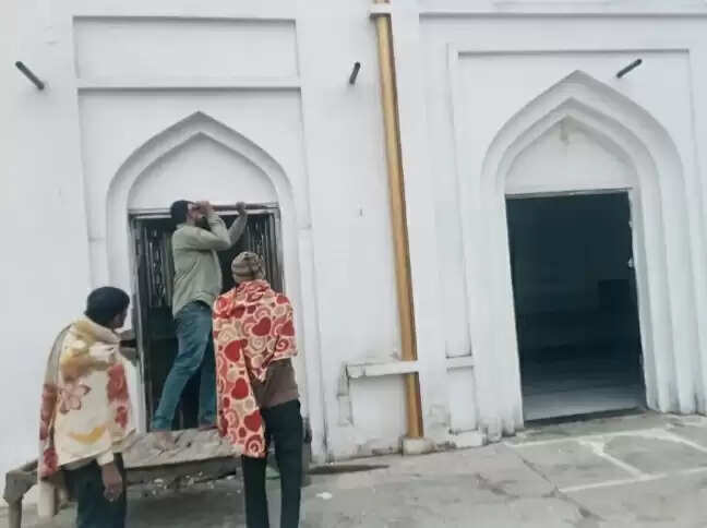 बुलडोजर का खाैफ : मस्जिद में अवैध कब्जे पर समुदाय के लाेगाें ने खुद चलाया हथौड़ा