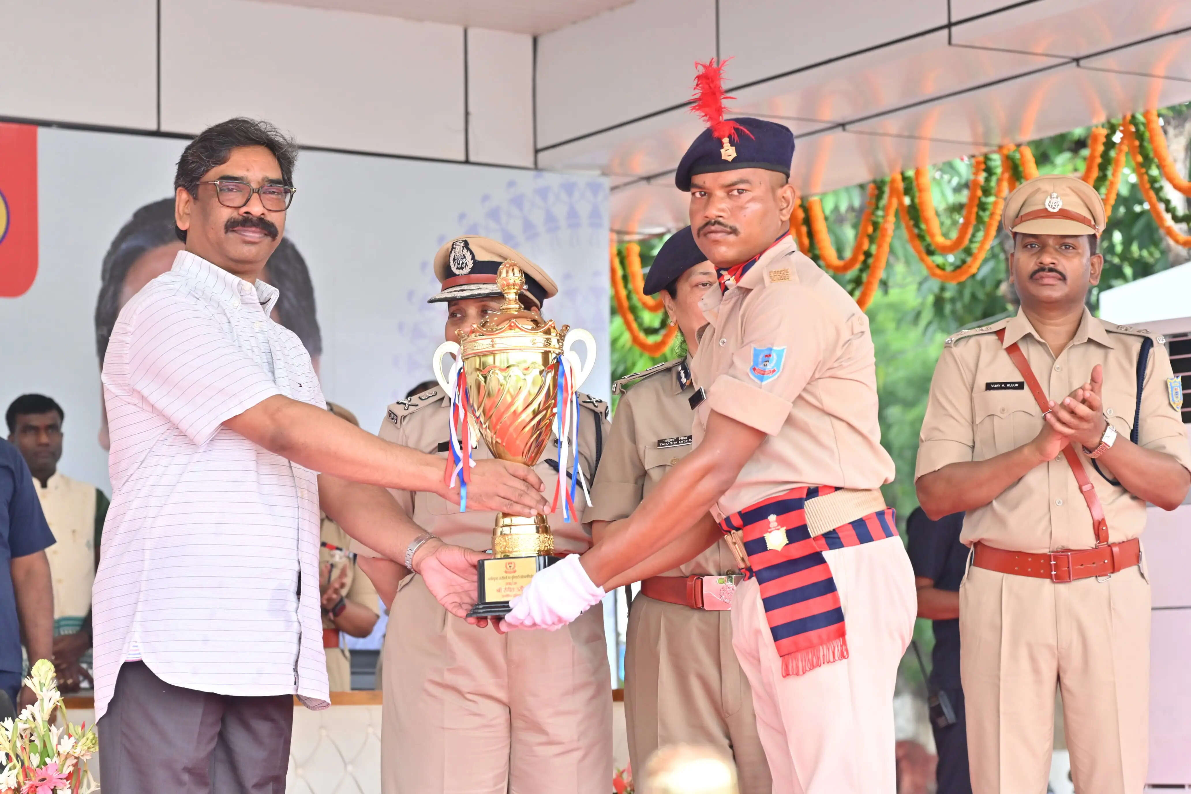 जनसेवा और कानून-व्यवस्था के प्रति समर्पित रहें नव नियुक्त पुलिसकर्मी : हेमंत सोरेन