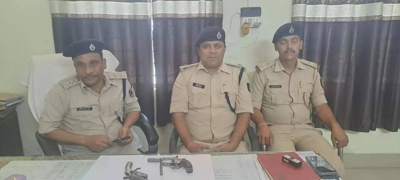 फारबिसगंज पुलिस ने छापेमारी कर घिबहा में दो देशी पिस्टल और कारतूस किया बरामद