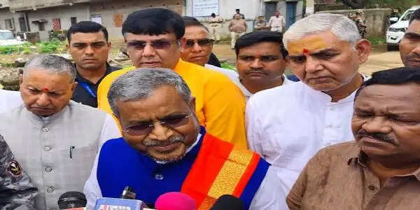 बड़गांव कांड को लेकर टंडवा पहुंचे बाबूलाल, पीड़िता के परिजनों से की मुलाकात