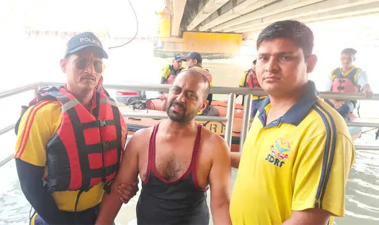 गंगा में बहते-बहते बची जान, हाथी पुल की जंजीर में फंसे हरियाणा निवासी का किया रेस्क्यू
