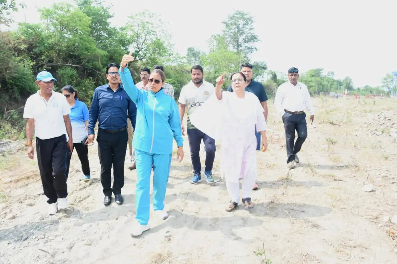 खेल मंत्री ने समतलीकरण कार्यों का निरीक्षण कर अधिकारियों को दिए निर्देश
