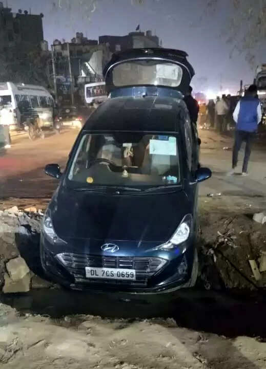 फरीदाबाद : खुले में नाले में गिरने से बची कार, निगम पर मामला दर्ज