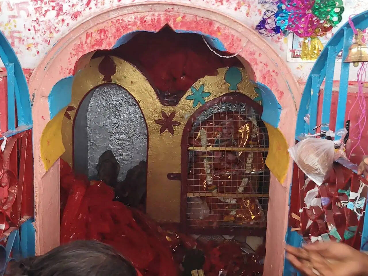 दमोहः चिलचिलाती धूप में भी नहीं डिगी आस्था, खेर माता मंदिर पर उमड़ा श्रद्धा का सैलाब