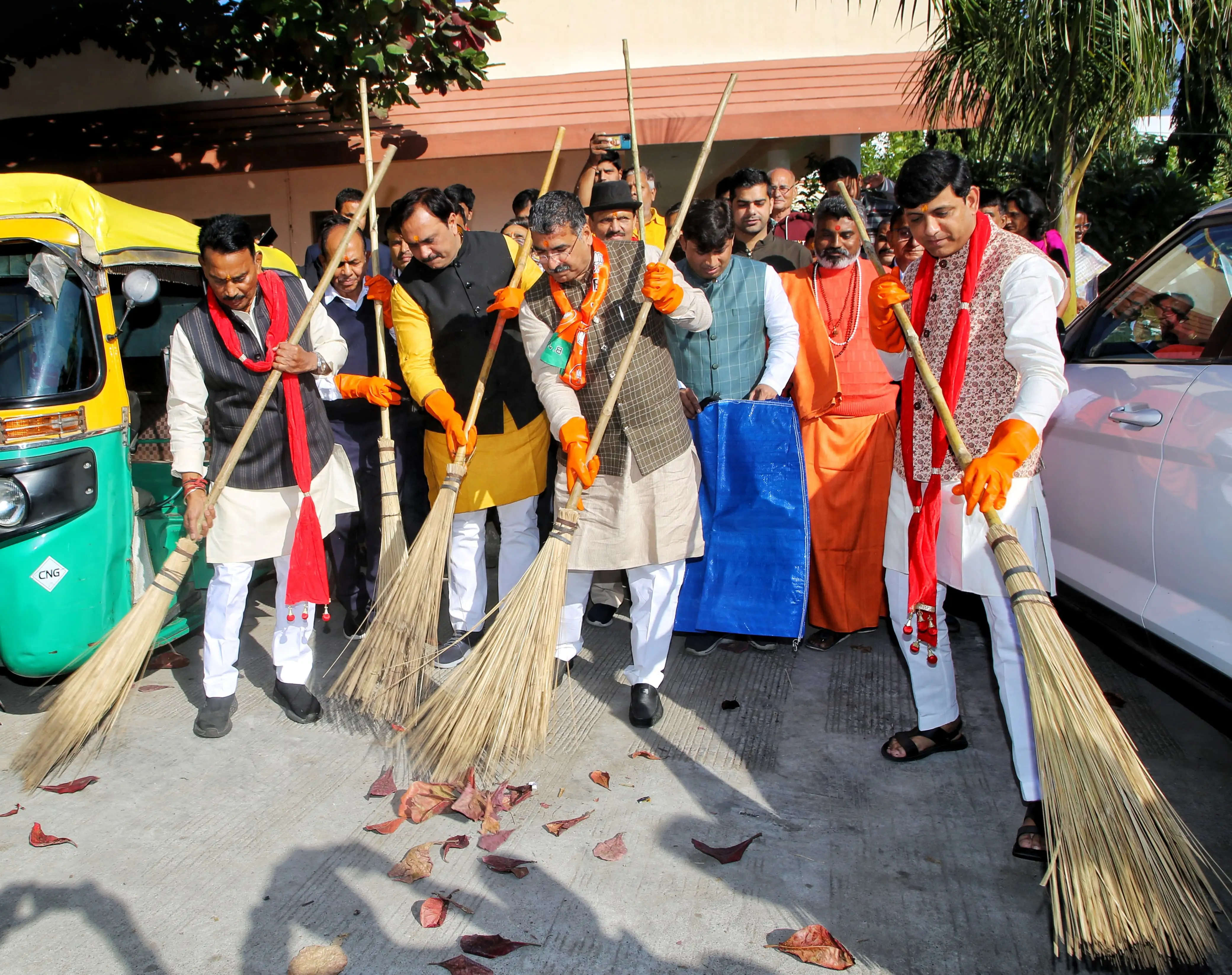 फोटो: भाजपा के संगठन महामंत्री ने अन्नपूर्णा मंदिर में की सफाई