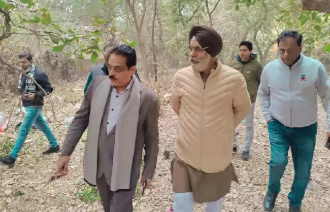 महापौर ने केशव पुरम क्षेत्र का किया निरीक्षण, नागरिक सुविधाओं को बेहतर करने के दिए निर्देश