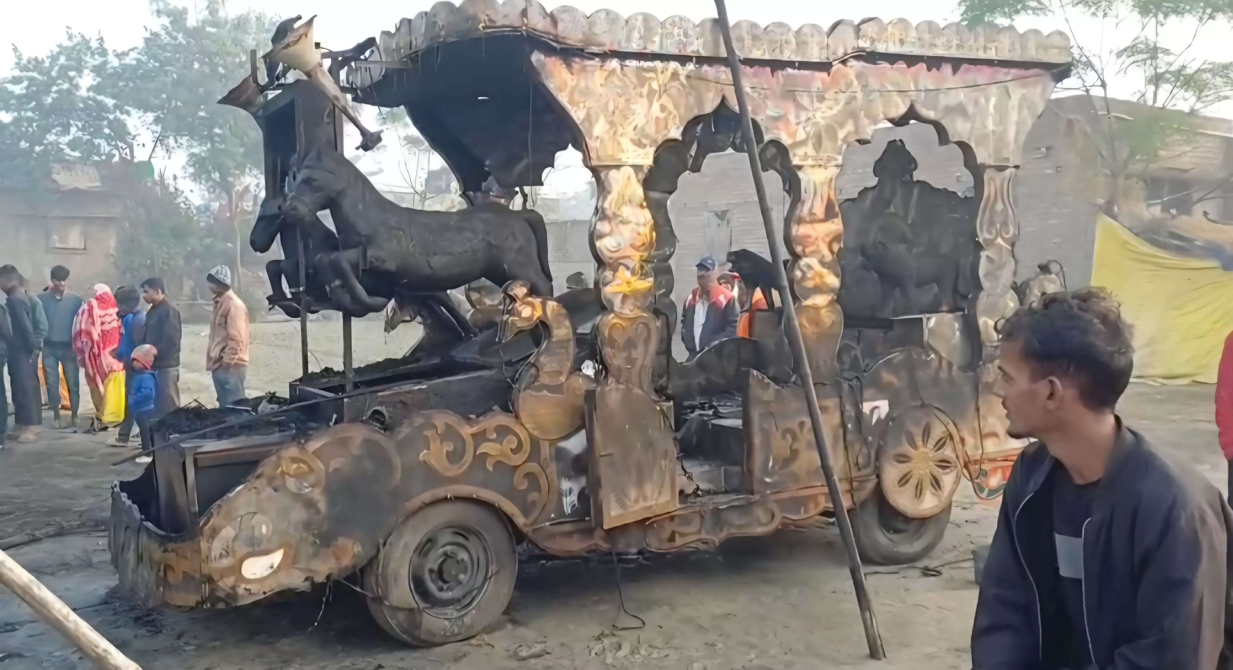 मशरक में आग लगने से व्यवसायी को लाखों का नुकसान