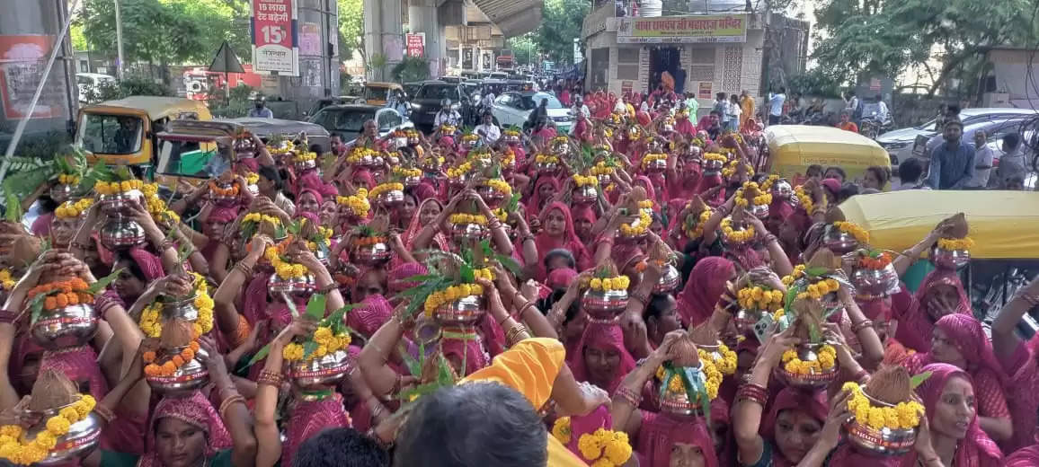 भक्तिमय हुआ सोडाला: कलश यात्रा में एक ही परिधान में दिखी महिलाएं