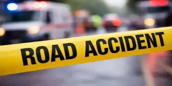 बांग्लादेश में दुर्गा पंडाल देखने जा रहा परिवार हादसे का शिकार, पुत्र-पुत्री की मौत, माता-पिता, ड्राइवर घायल