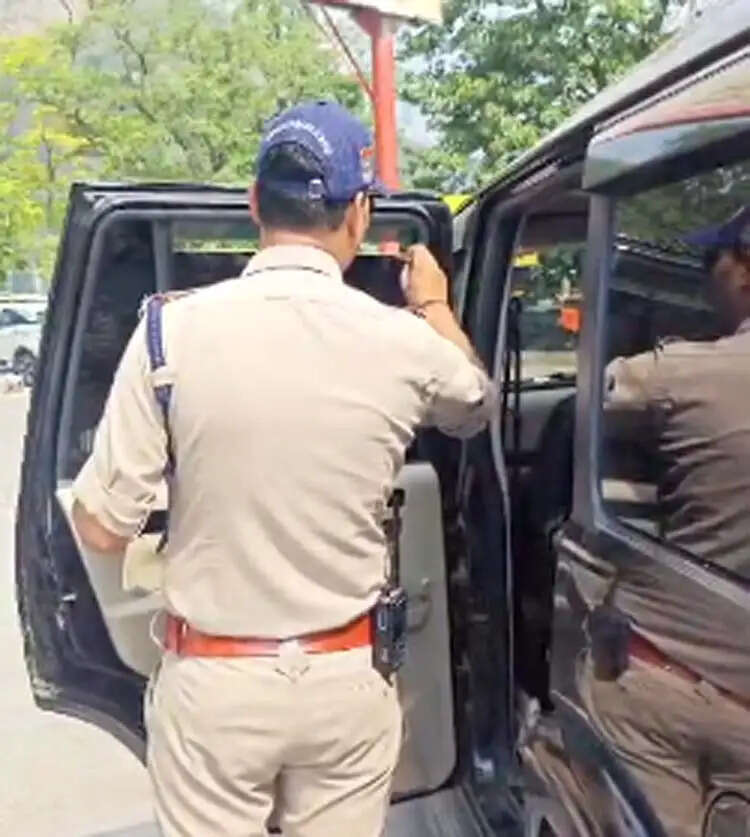 चारधाम यात्रा को लेकर सघन चेकिंग अभियान जारी, यातायात नियम तोड़ने वालों पर कार्रवाई