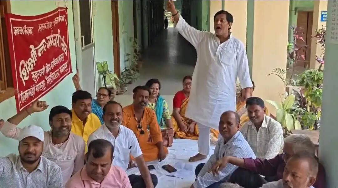 15 सूत्री मांगों को लेकर कर्मचारियों का प्रदर्शन