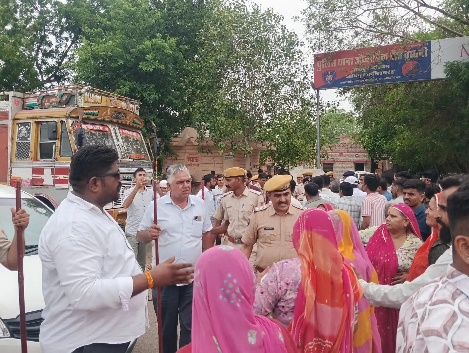 आशा सहयोगिनियों ने निकाली रैली, प्रदर्शन किया