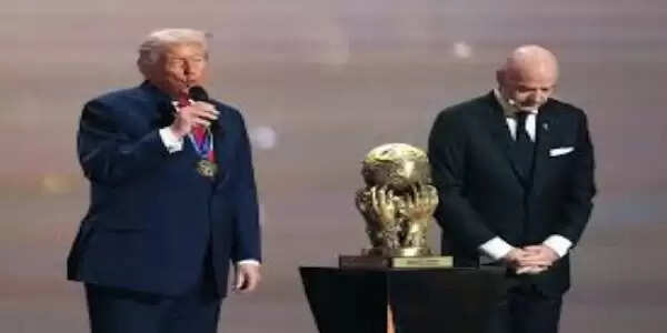 डोनाल्ड ट्रंप को पहला फीफा शांति पुरस्कार, फुटबाल विश्वकप ड्रॉ के दौरान सम्मानित