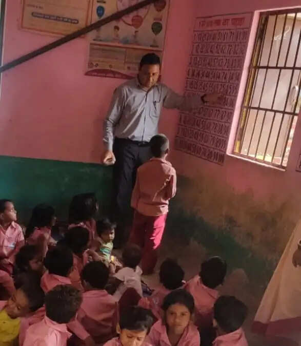 आंगनबाड़ी केंद्रों का डीडीसी ने किया औचक निरीक्षण, बच्चों को पढ़ाया ककहरा और पहाड़ा