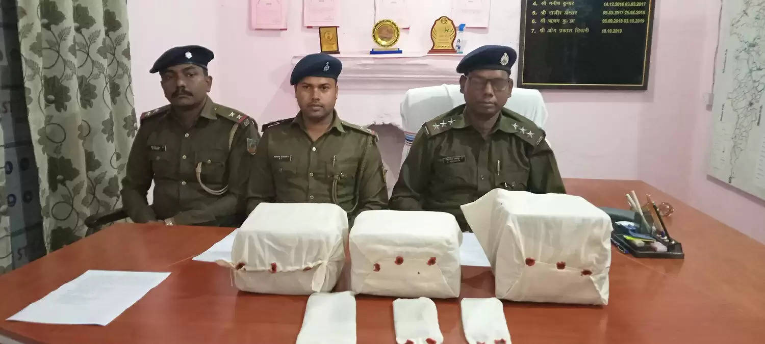 यात्री बस में पुलिस ने मारा छापा, 20 किलो अवैध गांजा के साथ मां-बेटी गिरफ्तार