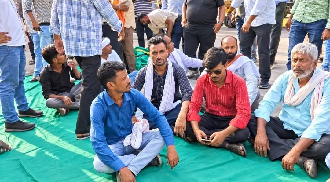 जबलपुर : भुगतान के लिए सड़कों पर उतरे किसान, ट्रैक्टरों से घेरा शहर, कलेक्ट्रेट जाने से पुलिस ने रोका