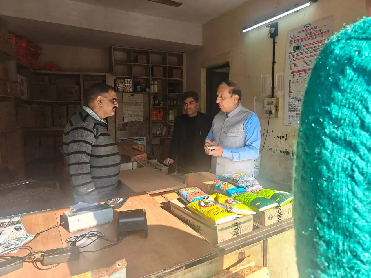 राज्य खाद्य आयोग के अध्यक्ष ने उचित मूल्य की दुकानों और आंगनबाड़ी केंद्रों का किया निरीक्षण