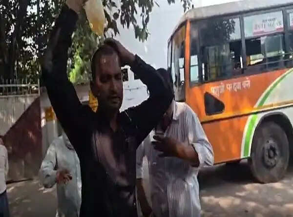 लखनऊ में वेतन न मिलने से आहत परिवहन निगम के चालक-परिचालकों का प्रदर्शन,दाे कर्मचारियों ने आत्मदाह किया प्रयास