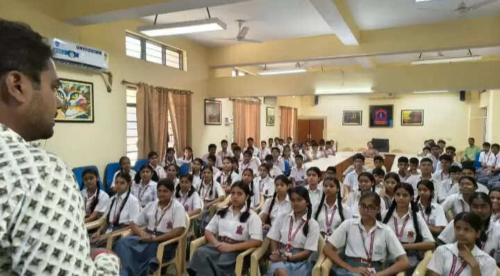 खगाेल विज्ञान विषय पर आयाेजित व्याख्यान विद्यार्थियों ने जानी खगाेलीय जानकारियां