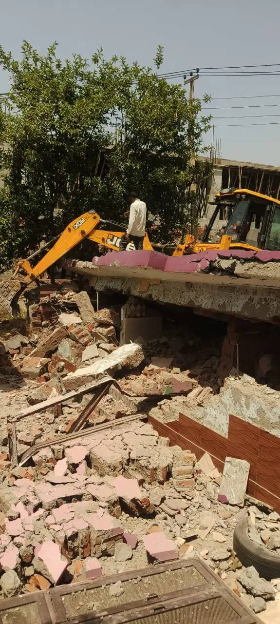 नूरपुर में नशा तस्कर का मकान ध्वस्त, सरकारी भूमि पर बनाया था मकान