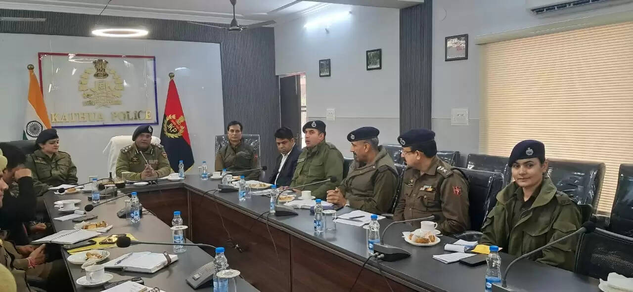 डीआईजी जेएसके रेंज ने कठुआ में सुरक्षा समीक्षा बैठक की, जिले में सतर्कता और सुरक्षा बढ़ाने के महत्व पर दिया जोर