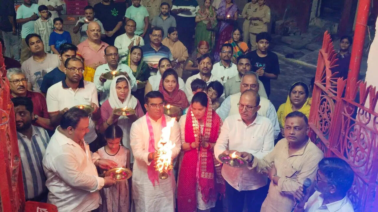 मुरादाबाद : हिंदू मंडल ने महा आरती कर की देश में सुख, शांति, समृद्धि, खुशहाली की कामना