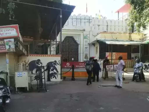 मेवाड़ पूर्व राजपरिवार विवाद : धूणी दर्शन के बाद उदयपुर सिटी पैलेस के आसपास बेरिकेड्स हटाए