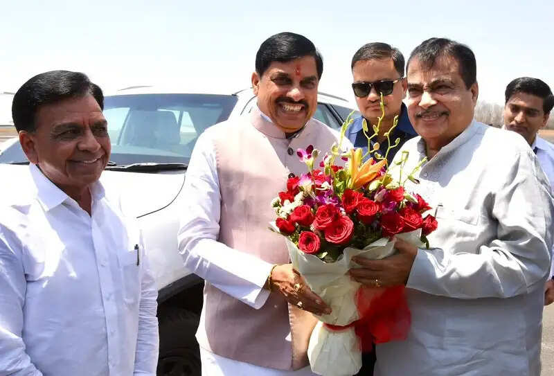 मप्र पहुंचे केन्द्रीय मंत्री गडकरी, कृषि महोत्सव में होंगे शामिल