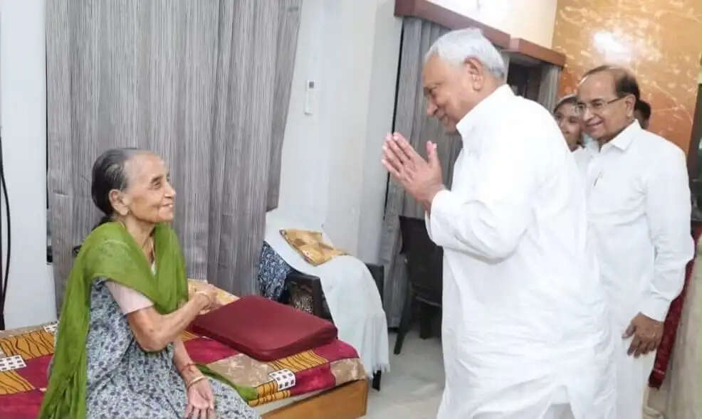 नीतीश कुमार ने बड़ी बहन से लिया आशीर्वाद, विधान परिषद के उपसभापति से की मुलाकात