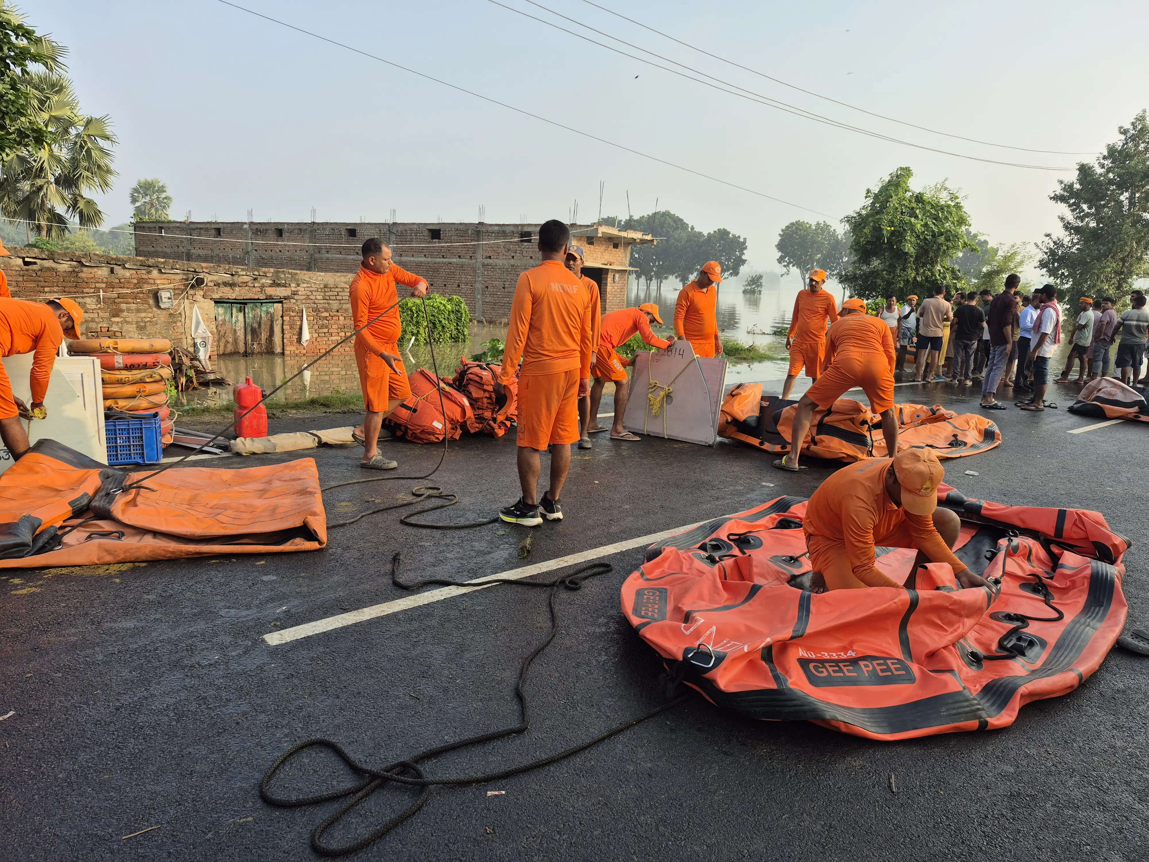 सारण के मकेर में राष्ट्रीय राजमार्ग 722 पर चढ़ा बाढ़ का पानी