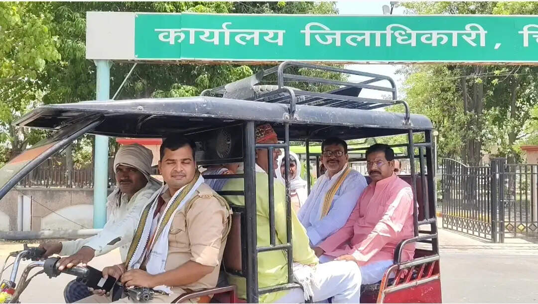 पूर्व सांसद आर के सिंह पटेल ने ईरिक्शा से सफर कर जनता को दिया प्रधानमंत्री के ईंधन बचत का संदेश