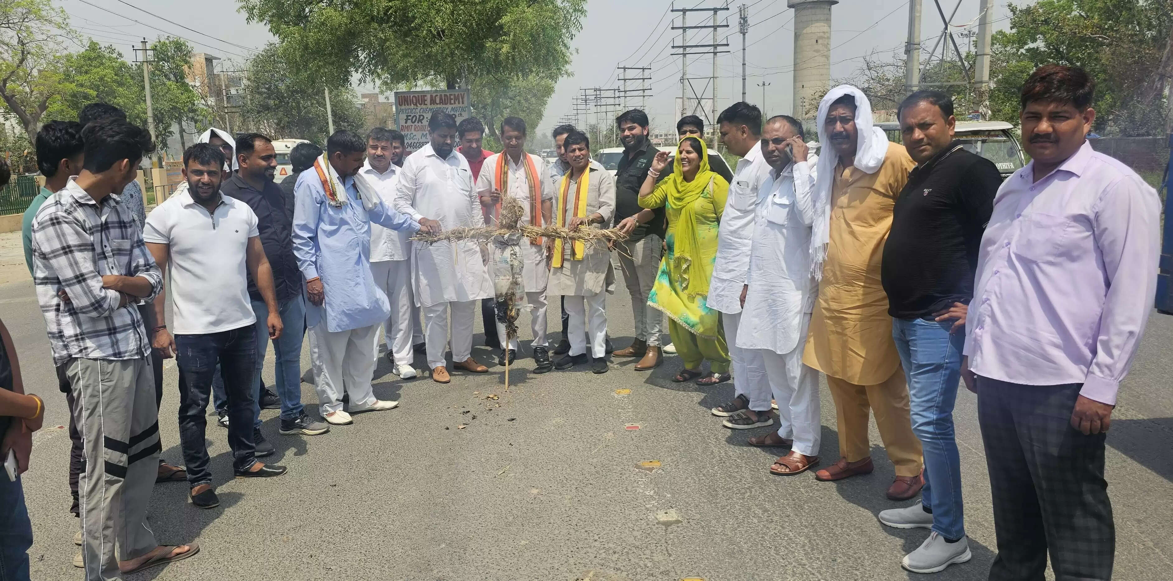 झज्जर : नेशनल हेराल्ड घोटाले पर भाजपा कार्यकर्ताओं ने फूंके कांग्रेस नेताओं के पुतले