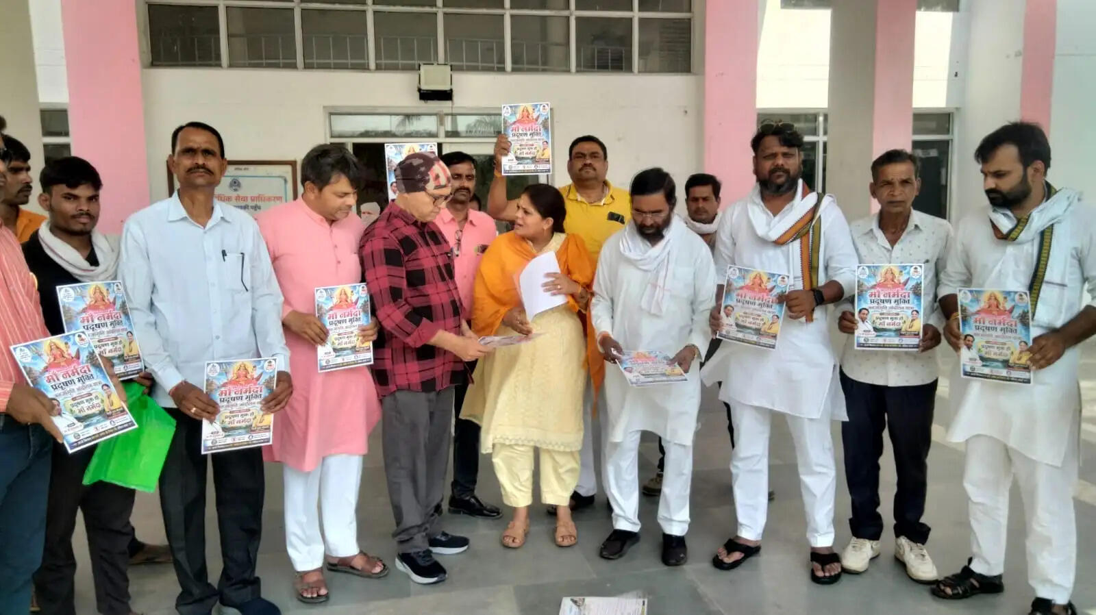 अनूपपुर: नर्मदा को प्रदूषण मुक्त बनाने के लिए मंदिर पुजारी प्रकोष्ठ ने ज्ञापन सौंपा