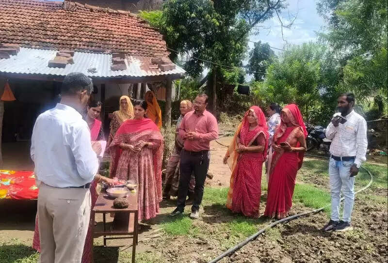 भोपालः जिला पंचायत सीईओ ने किया पंचायतों का निरीक्षण, जैविक खेती के विषय पर महिलाओं से की चर्चा