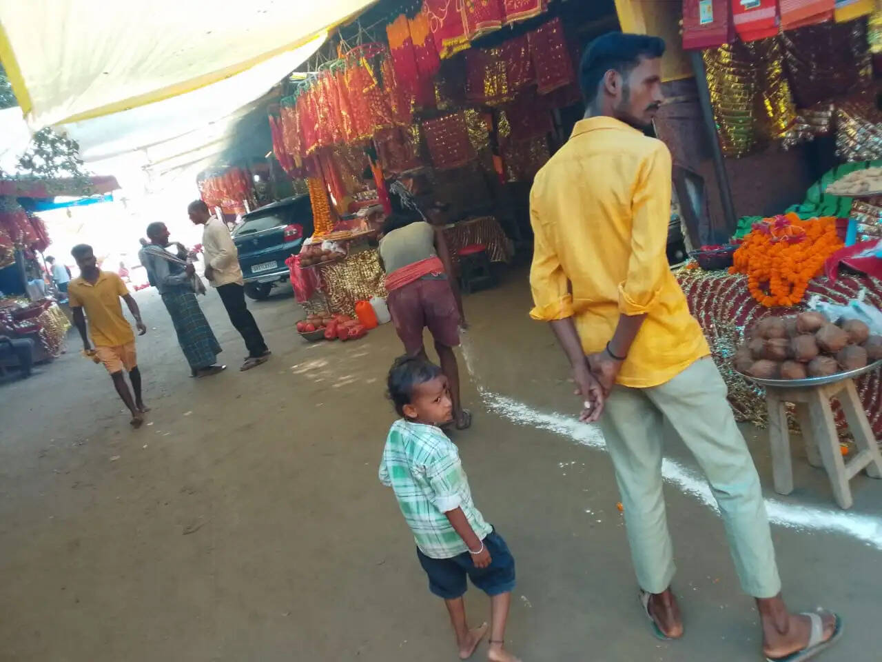 सारण में जिला प्रशासन ने नवरात्र और दुर्गा पूजा को लेकर मंदिरों और पूजा स्थलों पर साफ-सफाई का विशेष अभियान चलाया