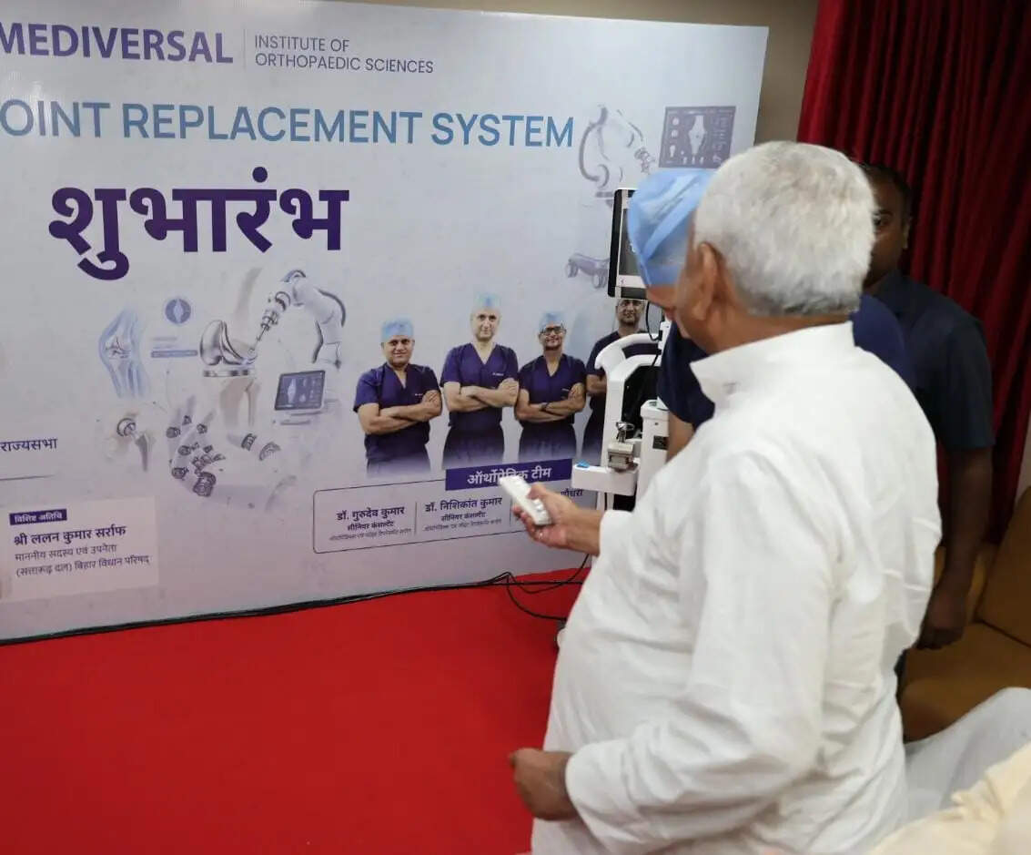 मेडिवर्सल अस्पताल मे रोबोटिक ज्वाइंट रिप्लेसमेंट सेवा का नीतीश कुमार ने&nbsp;किया&nbsp;उद्घाटन